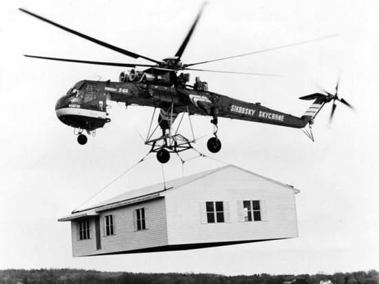 Sikorsky_Skycrane_carrying_house_bw